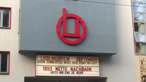 Gebäude mit Logo des Oli-Kinos, darunter die Ankündigung des 1893 Nette Nachbarn-Films 'Wir sind die Neuen'