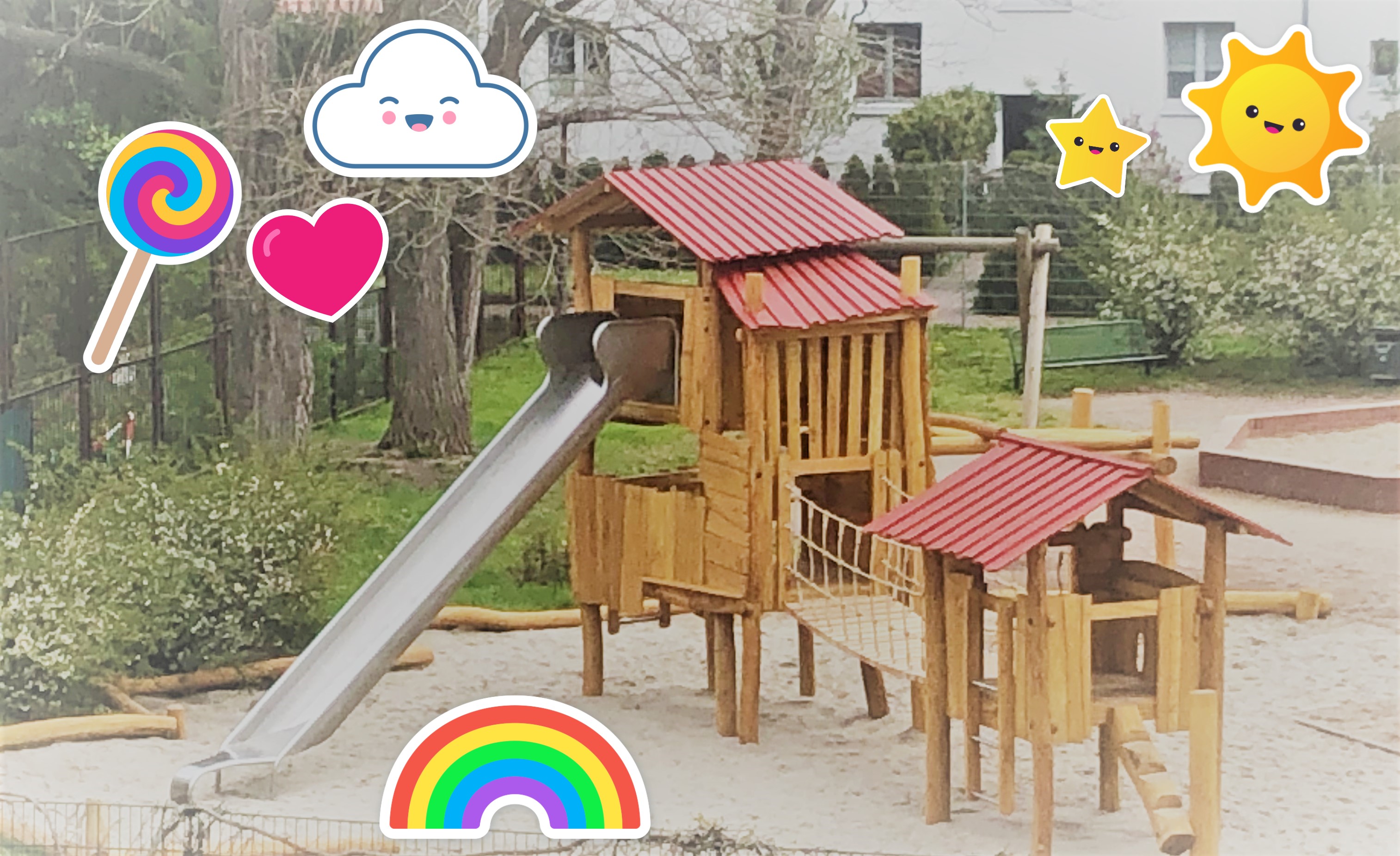 Holzspielplatz mit Rutsche in einem Garten, umgeben von Bäumen und Gras