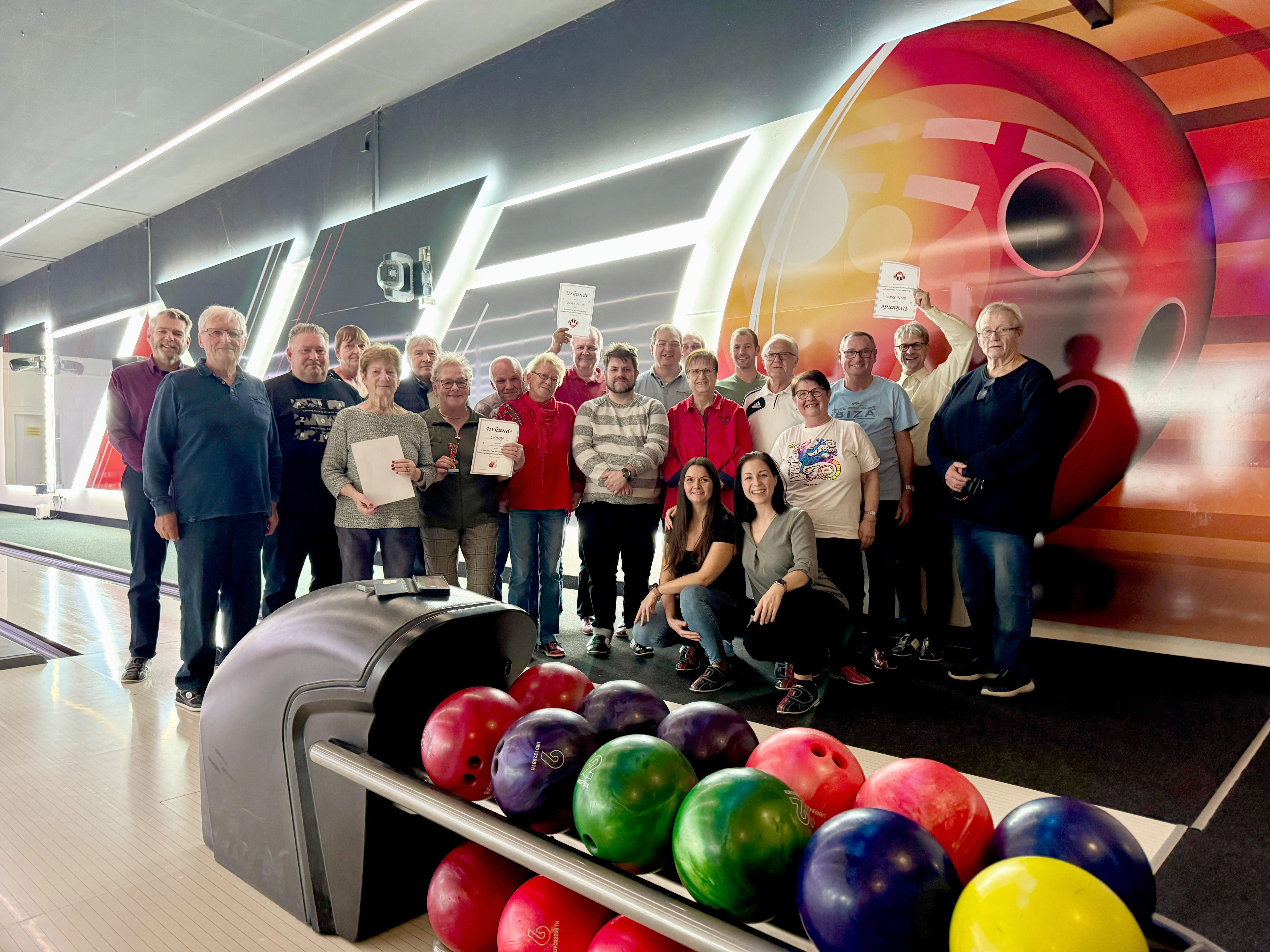 Mieter, Mitglieder und Mitarbeiter der 1893 auf der Bowlingbahn nach Übergabe der Urkunden und Pokale